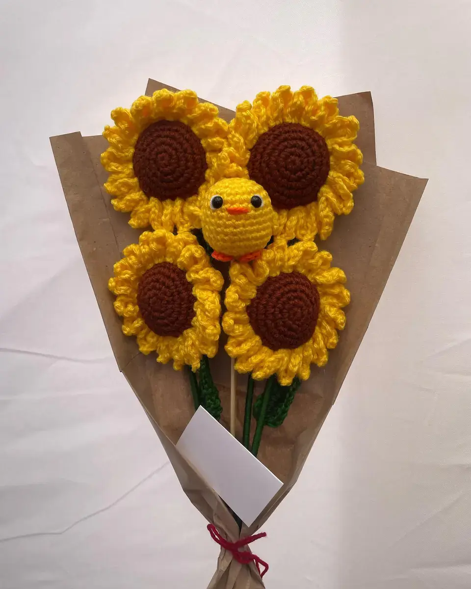 Ramo de girasoles tejidos con un pollito amarillo en el centro