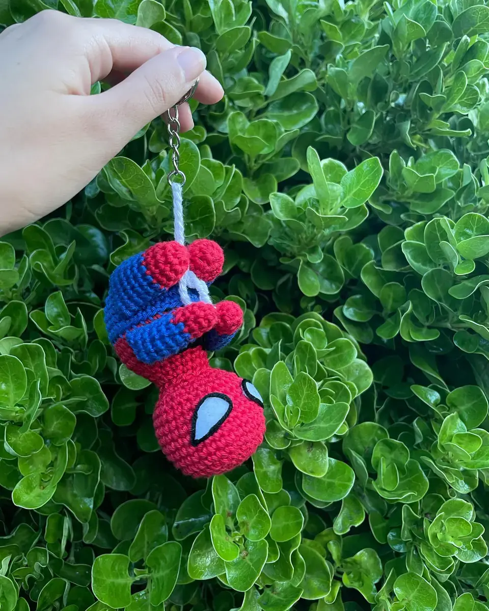 Spiderman tejido pequeño, colgando como llavero