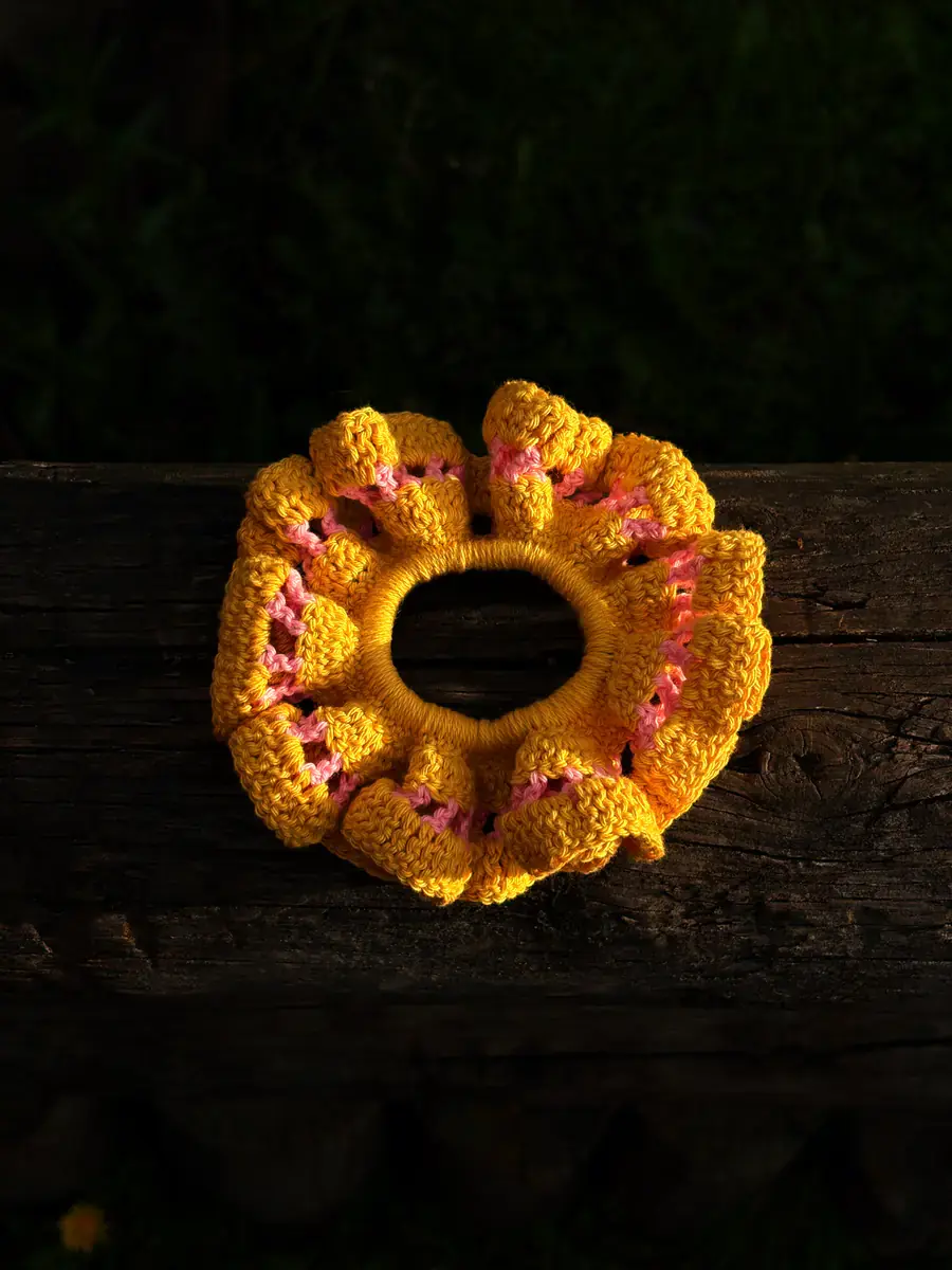 Scrunchie amarillo y rosado