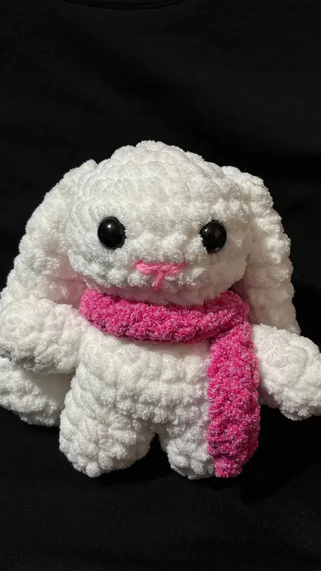 Conejo amigurumi blanco de felpa con bufanda fucsia